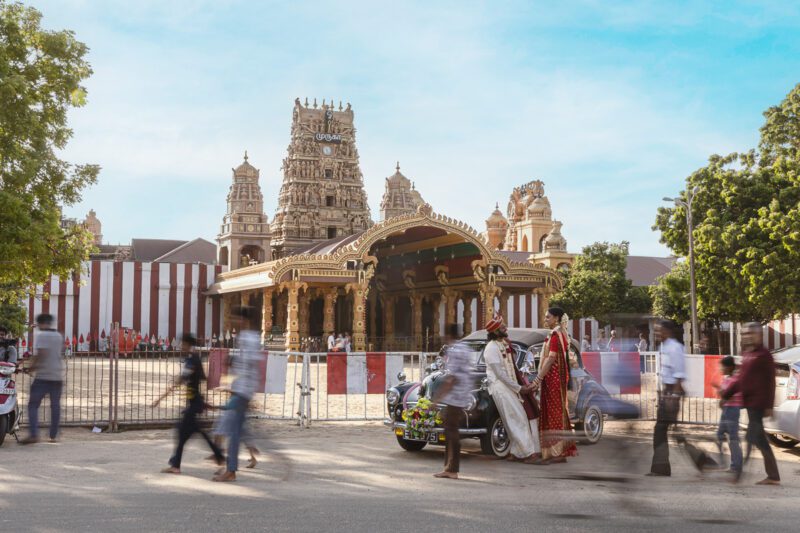 Kobe and Ramya in traditional attire at Nallur Kandasamy Kovil, one of Jaffna’s most sacred Hindu temples. Spiritual and vibrant portraits by Banu Photography.