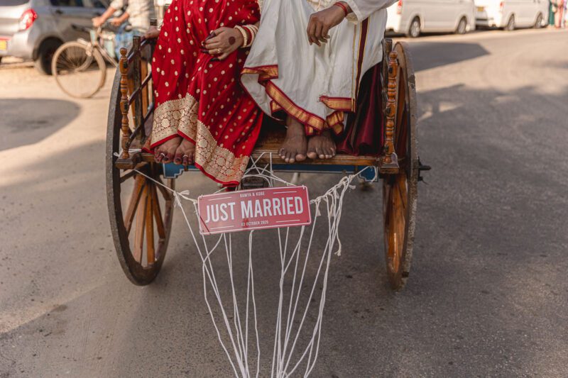 Kobe and Ramya in traditional attire at Nallur Kandasamy Kovil, one of Jaffna’s most sacred Hindu temples. Spiritual and vibrant portraits by Banu Photography.